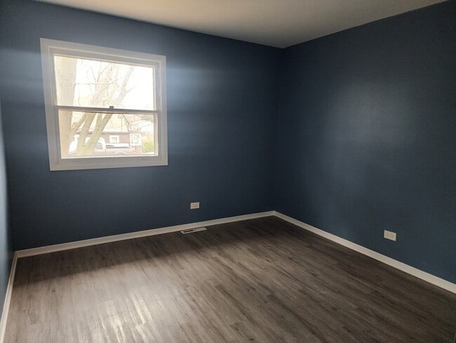 Building Photo - 1325 N Glenview Ct