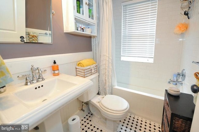 Building Photo - 906 S Washington St