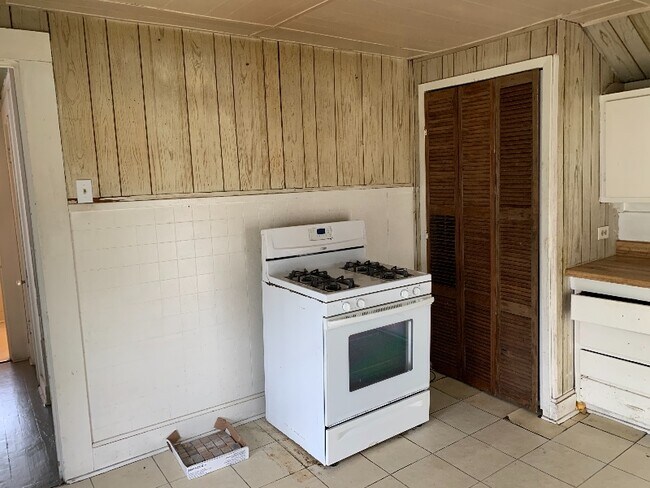 Building Photo - 618 N 16th St