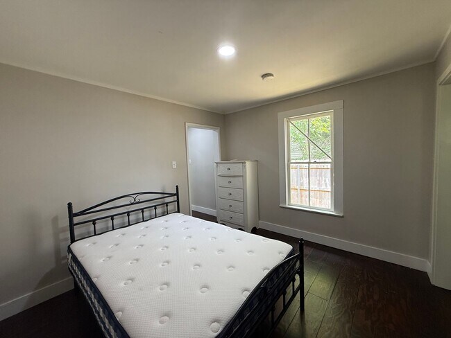Building Photo - Downtown Living- Prime 1-Bed Unit for Just $900/Mo!
