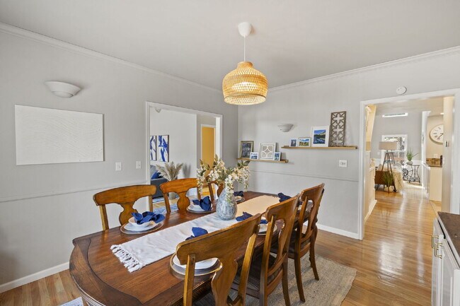 Building Photo - Spacious 6-Bedroom Broadmoor Rental with M...