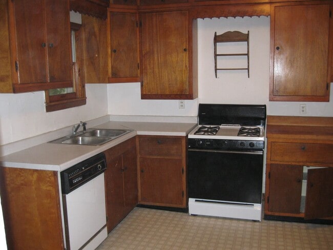 Building Photo - Spacious Madison 4-Bedroom Near Camp Randa...