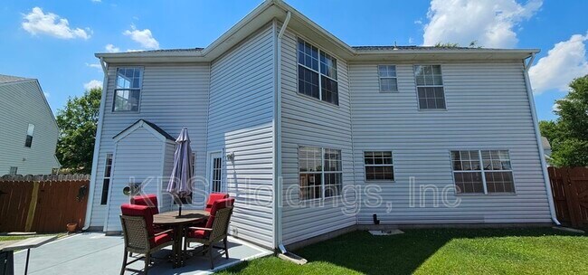 Building Photo - 3136 Sacramento Dr
