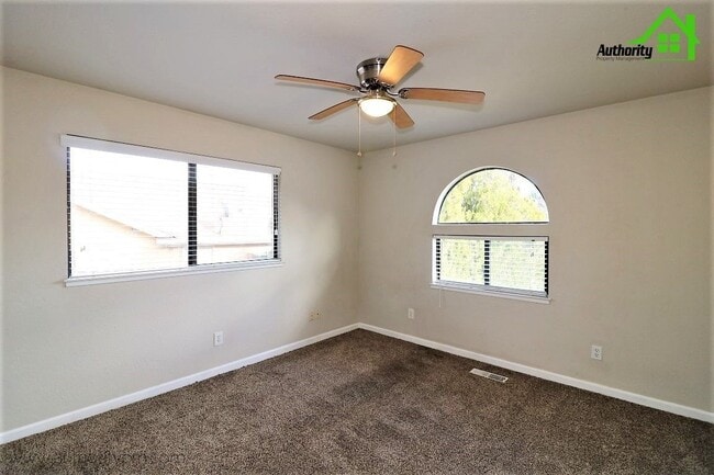 Building Photo - 866 Spaniel Dr