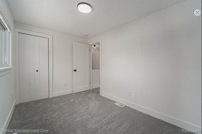 Building Photo - 575 E Drayton St