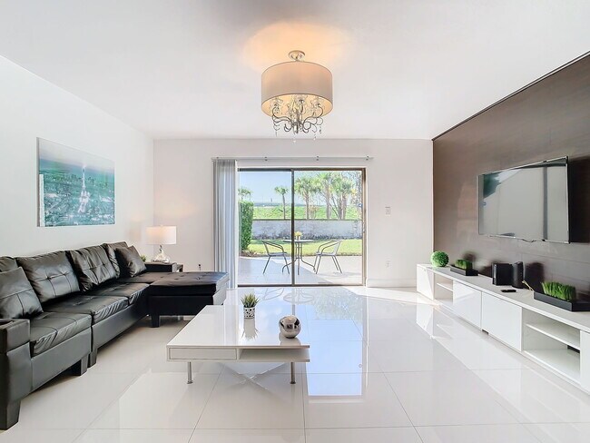 Building Photo - Vineland Road, Orlando, FL 32811 - 2 BR 2.5 BA townhouse