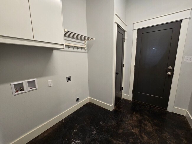 Building Photo - 305 S Pine St