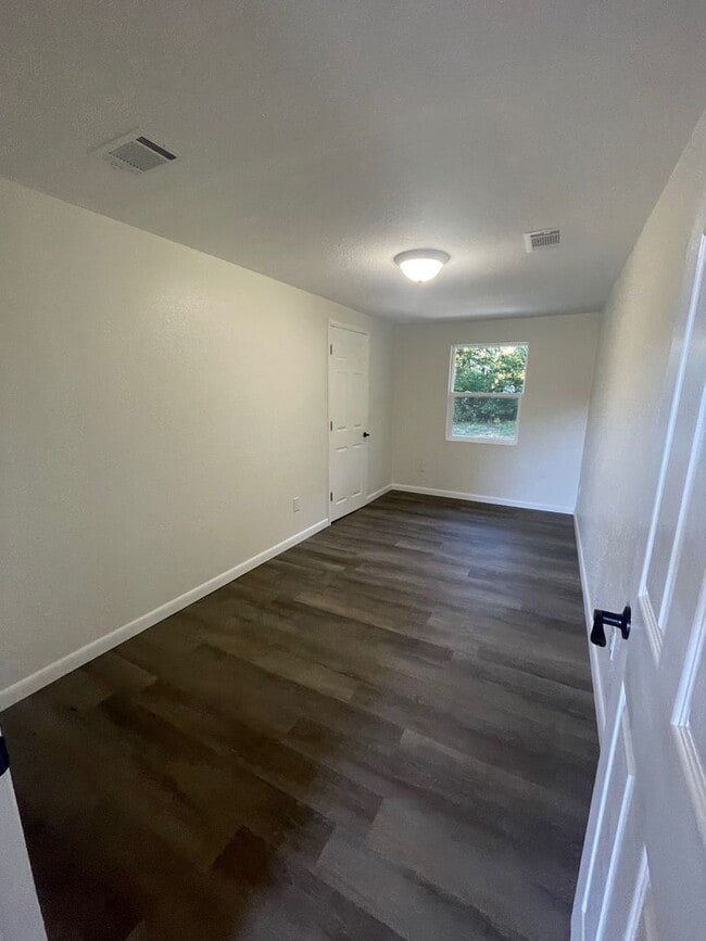 Building Photo - 3 Bed 1 Bath Home | Pet Friendly | Washer ...