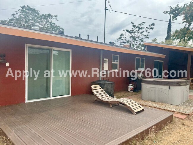Building Photo - Stylish 3-Bedroom Home with Fenced Yard, S...