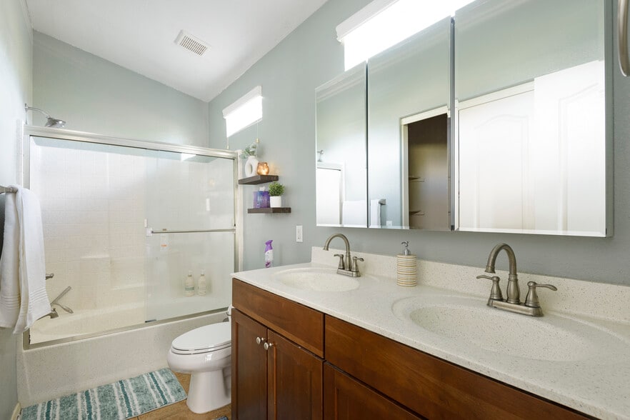 Building Photo - 2402 E 5th St