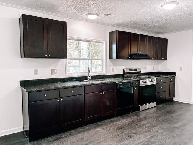 Building Photo - Spacious 4-Bed, 3-Bath Retreat on Greenhill Rd – 2000 Sq Ft of Charleston Charm!