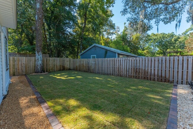 Building Photo - Peaceful Retreat! Just minutes from Niceville!