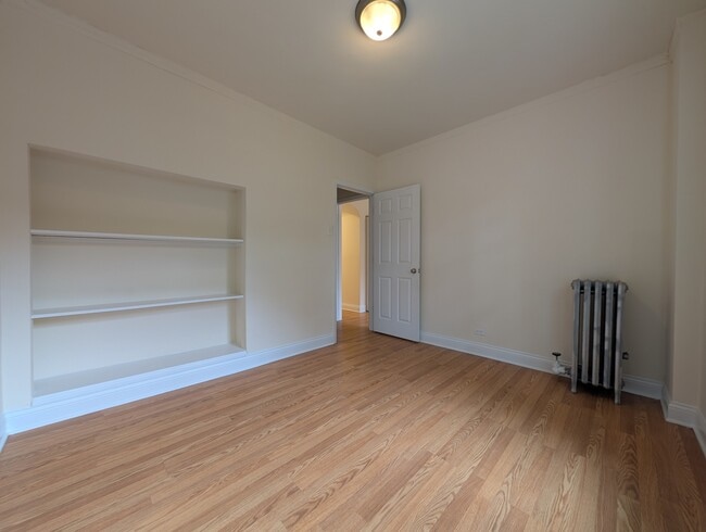 Building Photo - 5417 N Kenmore Ave