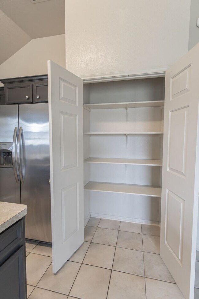 Building Photo - 3 Bedrooms, 2.5 Bath, 2 Car Garage, with private office conveniently located to multiple Fort Hoo...