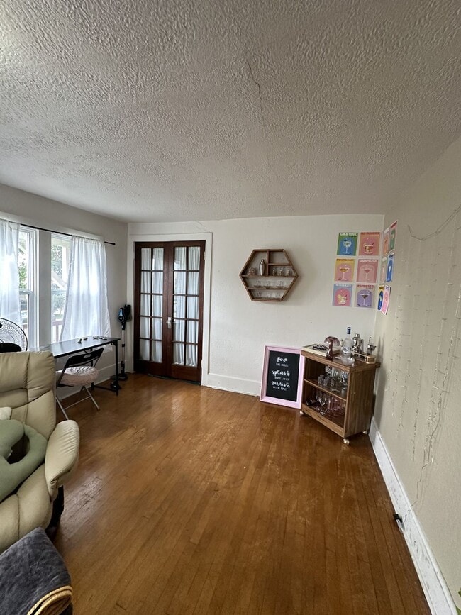 Building Photo - 4 Bed 2 Bath close to UWEC!