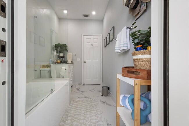 Building Photo - 3719 Oak Ridge Cir