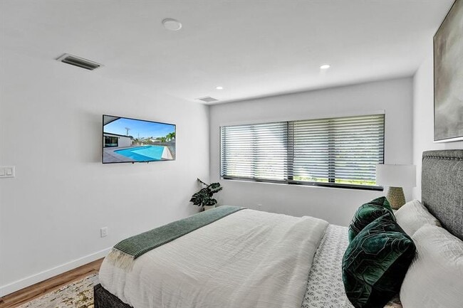 Building Photo - 5501 NE 18th Terrace