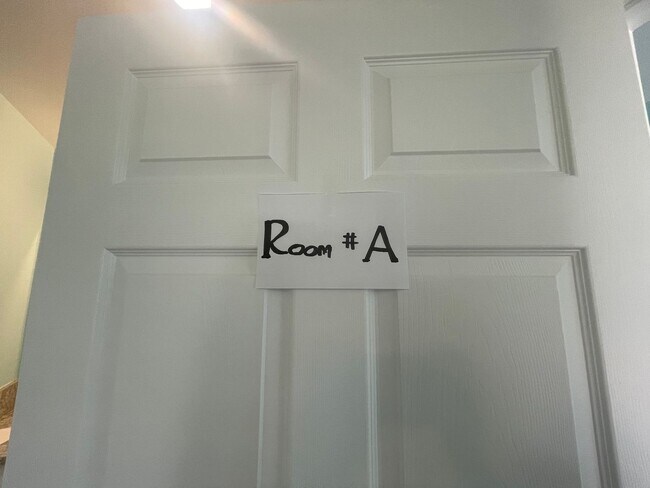 Building Photo - Renovated 3 UNITS right next to UH Manoa dormitory!!