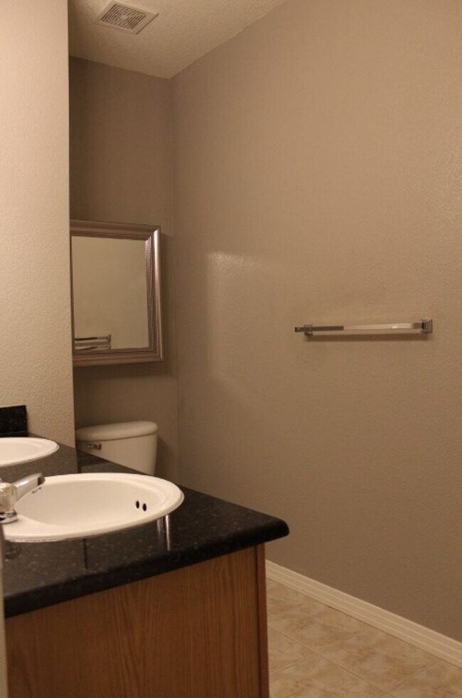 Building Photo - Stonegate Townhouse w/ 3 br/3 1/2 baths!!
