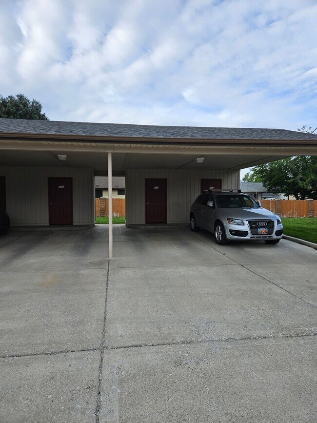 Building Photo - 2 bedroom apartment!