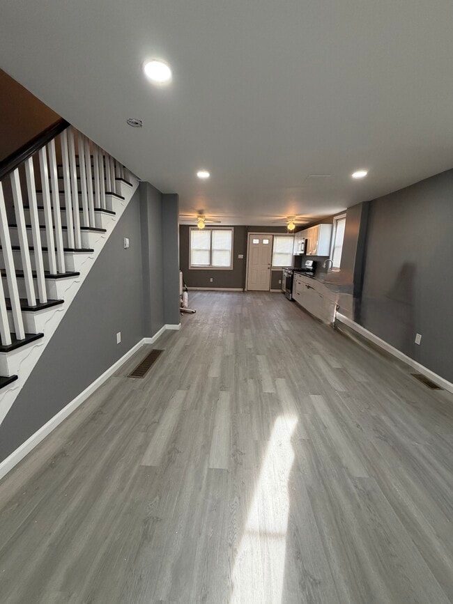 Building Photo - 547 Eastlawn Ave