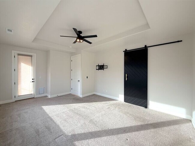 Building Photo - 3 bed, 2 bath home w/2 car garage