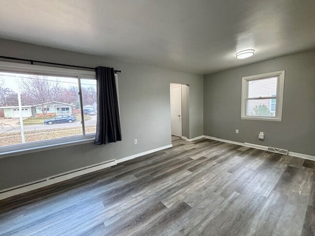 Building Photo - Immediate Move In Remodeled 2 Bed Fenced I...