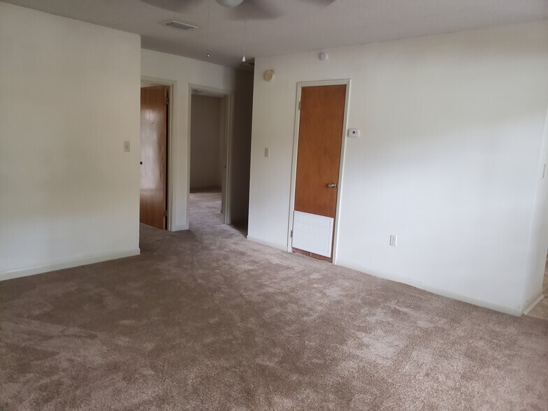 Living room with brand new carpet - 32A 5th St