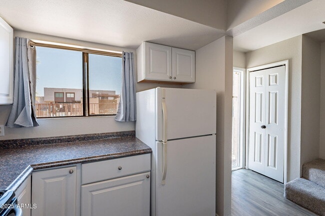 Building Photo - 1319 S Hardy Dr