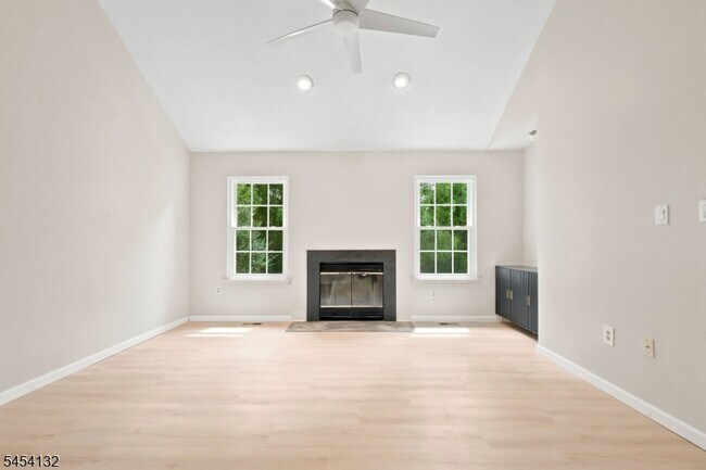 Building Photo - 703 Porter Way W