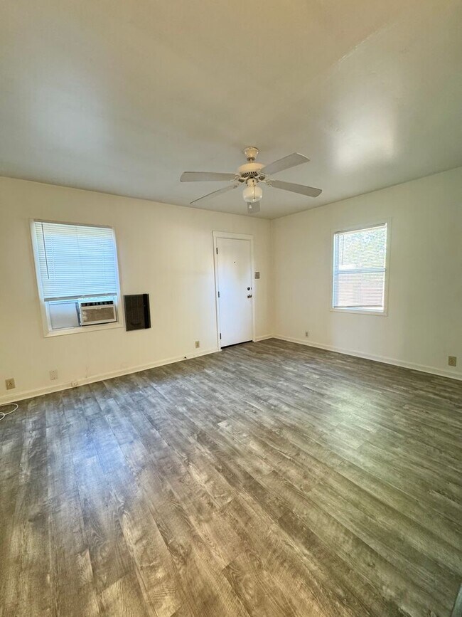 Building Photo - Quaint & Cozy Duplex!!