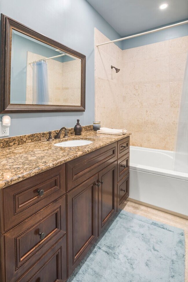 Building Photo - ** OLDE NAPLES ** 3 BED + DEN / 3 BATH - GARAGE - WALK TO BEACH & DOWNTOWN - SHORT TERM RENTAL