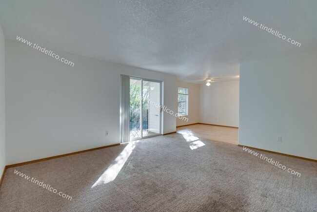 Building Photo - $500 OFF 2ND MONTH RENT** Spacious Pet-Friendly Top-Floor Unit w/ Parking Included!