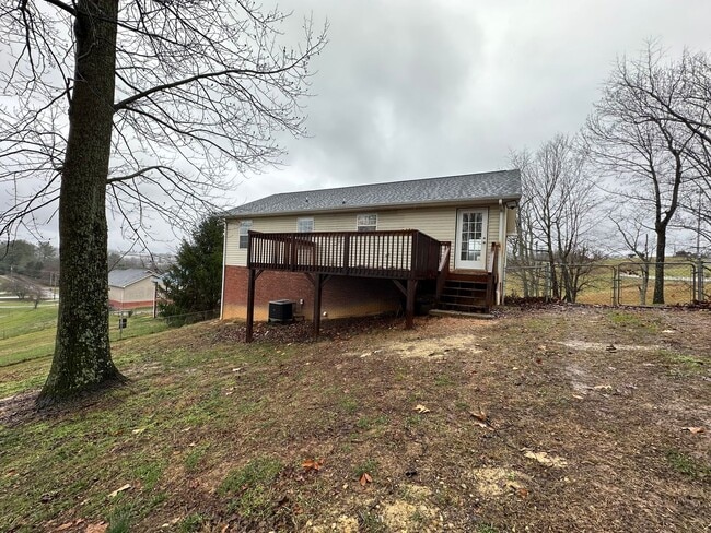 Building Photo - 4 Bedroom/3 Bathroom House in Piney Flats, TN