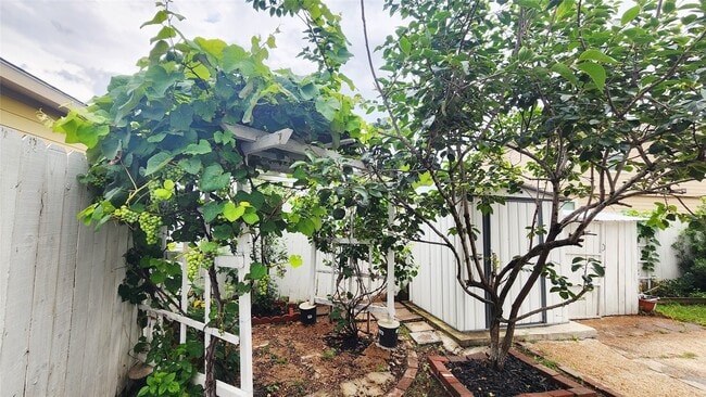 Building Photo - 2606 Oakwood Blf Trl