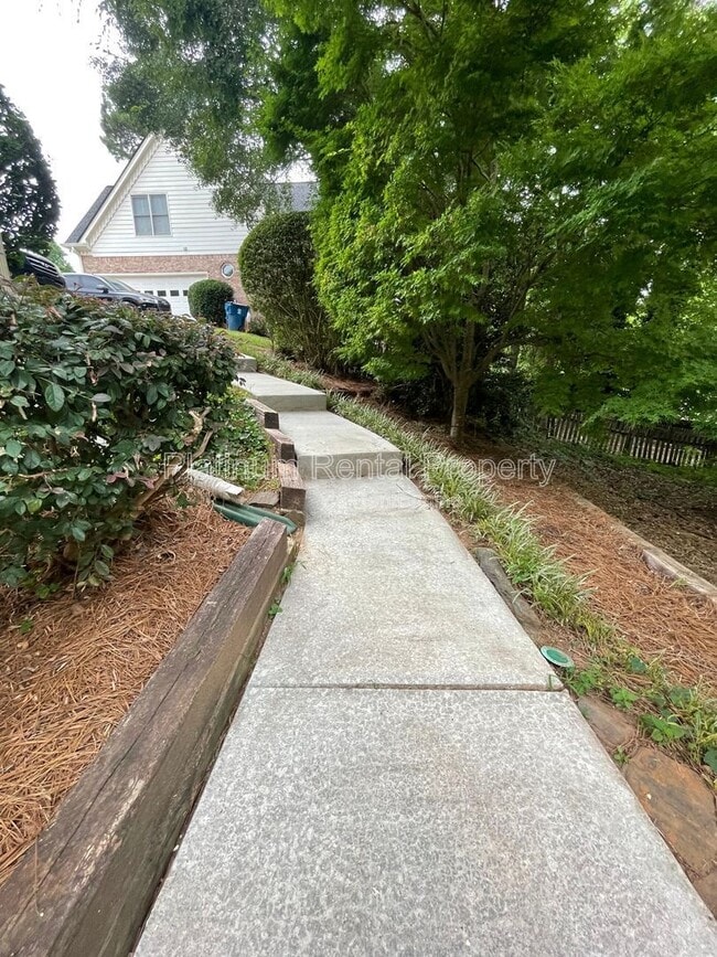 Building Photo - 870 Ingleside Dr