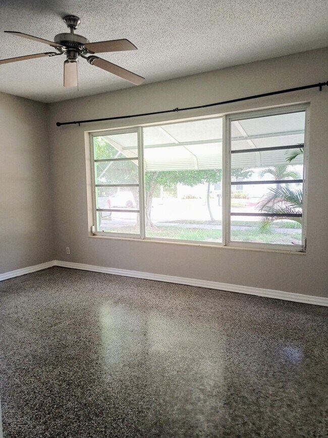 Building Photo - 322 Vanderbilt Dr