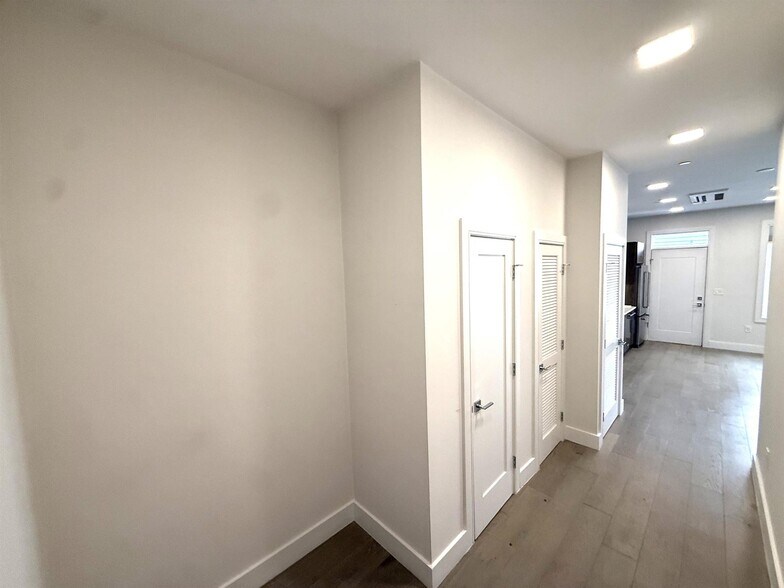 Building Photo - 24 Rush St