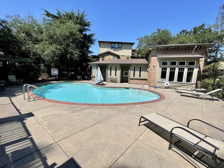 Community pool - 722 El Paseo Cir