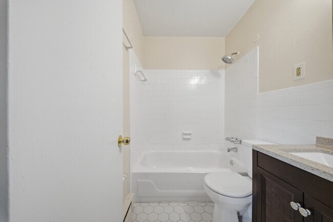 Building Photo - AMAZING 3 BED, 2 FULL BATH APARTMENT FOR RENT IN OCEAN VIEW!