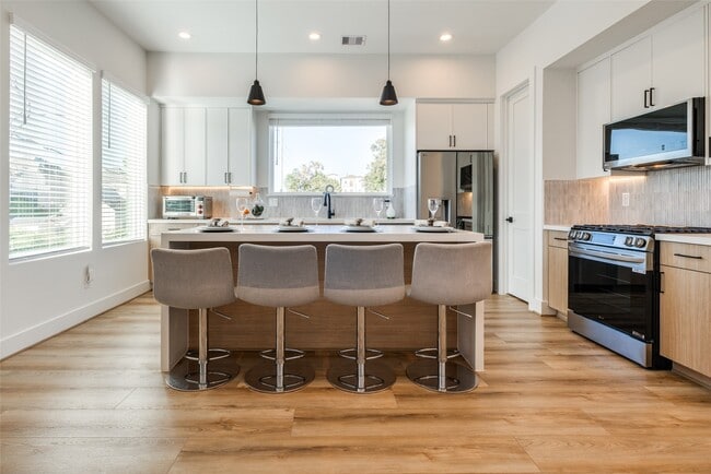 Building Photo - 412 N Nagle St