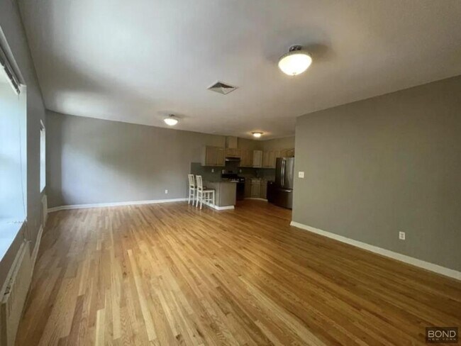 Building Photo - 3 bedroom in Queens NY 11418