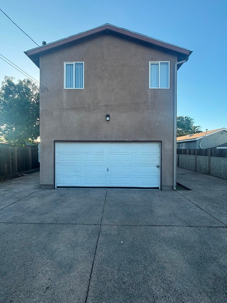 Building Photo - 8848 Orchard Ave