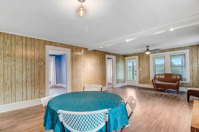 Building Photo - *FOR RENT* Beautifully Updated Home in Pri...