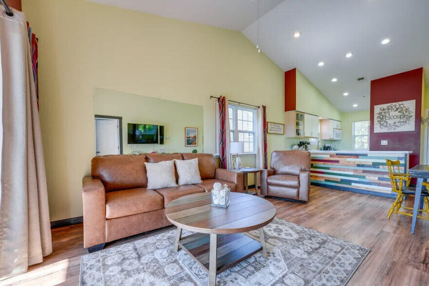 Living area - 555 Valley View Rd
