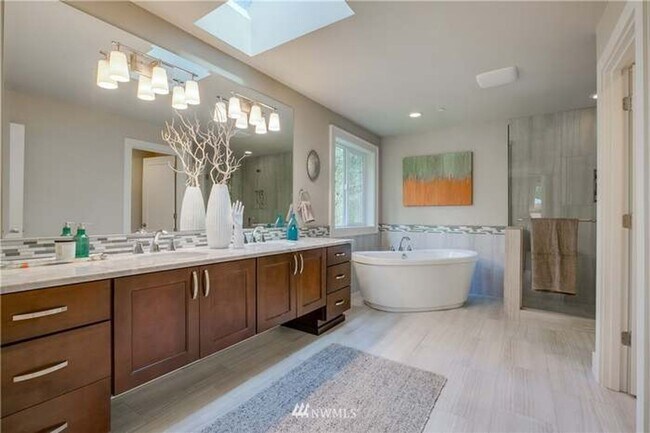 Building Photo - Beautiful 5 Bedroom 4 Bathroom Home in Lake Forest Park!