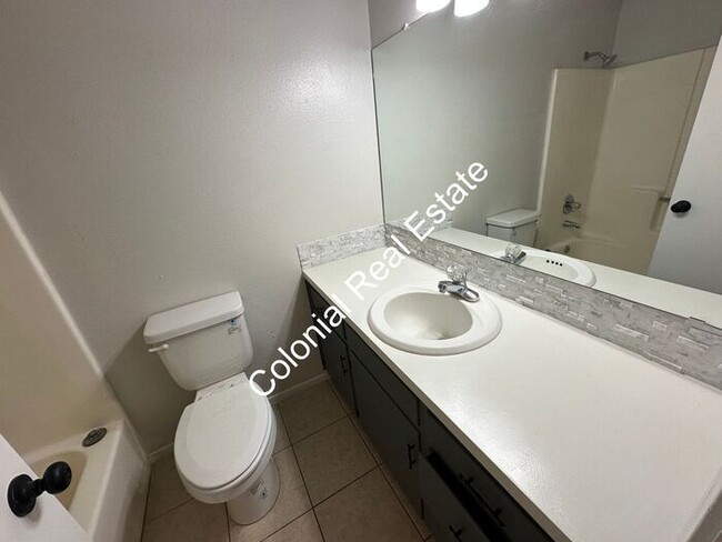 Building Photo - Spacious and updated 2 bedroom 1 & 1/2 bat...