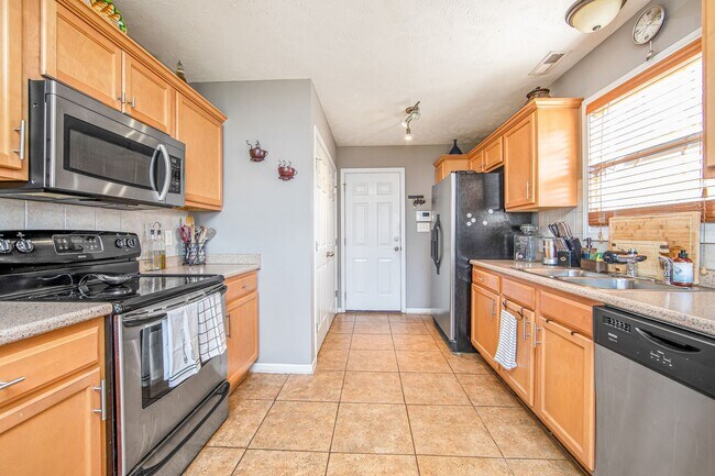 Building Photo - Good size home East of Raeford