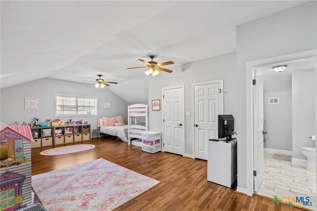 Building Photo - 6037 Country Club Dr