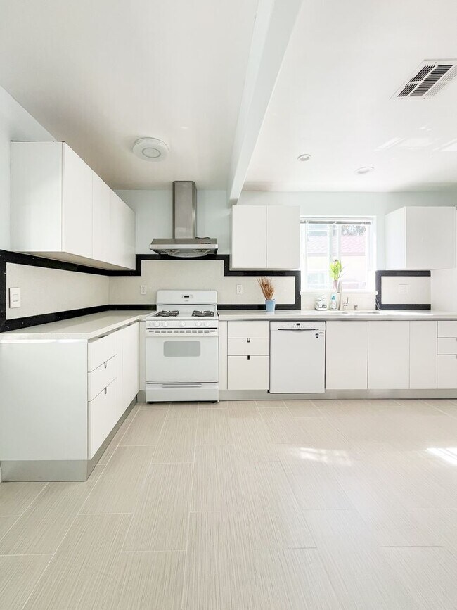 Building Photo - Charming Stand-Alone Home - 3BR/1BA with Parking